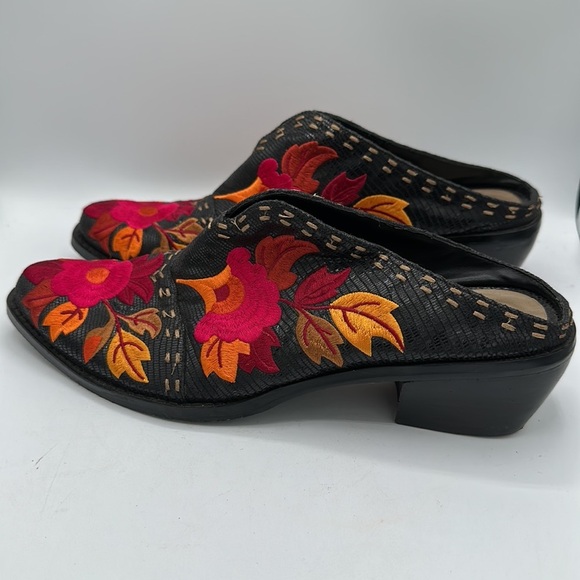 J. Reneé Stampede floral embroidered mules, size 7M - Picture 3 of 9